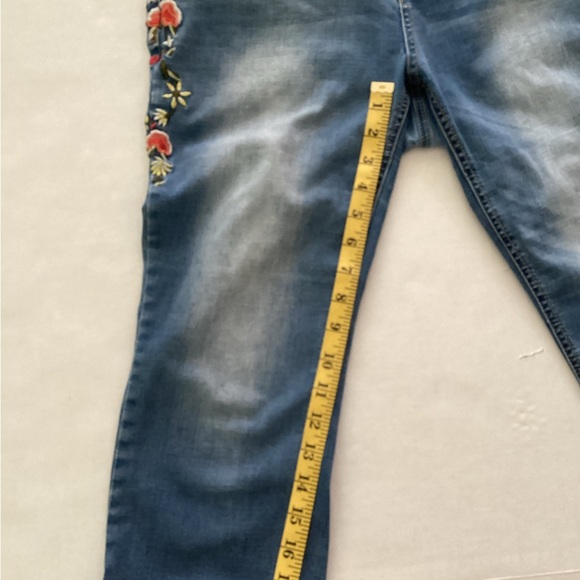 Almost Famous Embroidered Cropped Jeans Sz 14 - Picture 7 of 8